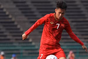 Tiền đạo Lê Minh Bình ghi bàn trong trận đấu tập nội bộ U22 Việt Nam chiều 21/8.