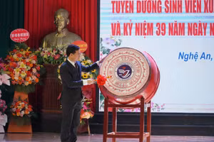 GS.TS. Nguyễn Huy Bằng - Hiệu trưởng Trường ĐH Vinh đánh trống khai giảng năm học mới 2021-2022.