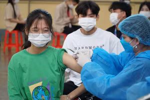 Học sinh Trường THPT Dân tộc nội trú tỉnh Nghệ An có tâm lý vững vàng, phấn khởi vì được tiêm phòng, góp phần đảm bảo an toàn khi tới trường.