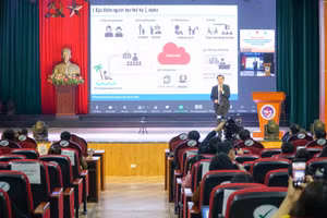 GS.TS Nguyễn Huy Bằng - Hiệu trưởng Trường ĐH Vinh báo cáo Mô hình dạy học kích hoạt sáng tạo và học tập chủ động.