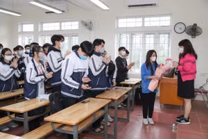 Lớp 12A7 Trường THPT Huỳnh Thúc Kháng (TP Vinh) tặng hoa cho cô giáo trong tiết học đầu tiên khi được quay trở lại trường học trực tiếp.