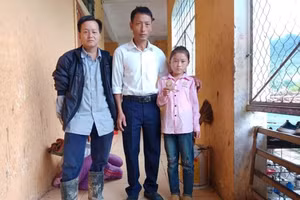 Thầy giáo Thầy Lầu Bá Rê (giữa) và em Vừ Y Rai.