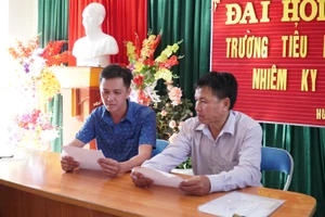 Hai thầy giáo ở Trường Tiểu học Mai Sơn và Nhôn Mai (Tương Dương, Nghệ An) nhận quyết định chuyển sang Trường Tiểu học Hữu Khuông ngày 1/9.