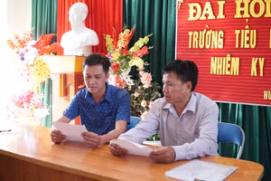 Hai thầy giáo ở Trường Tiểu học Mai Sơn và Nhôn Mai (Tương Dương, Nghệ An) nhận quyết định chuyển sang Trường Tiểu học Hữu Khuông ngày 1/9.