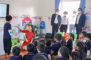 Ông Thái Văn Thành - Giám đốc Sở GD&ĐT Nghệ An kiểm tra công tác tổ chức thi GV giỏi tỉnh bậc mầm non.