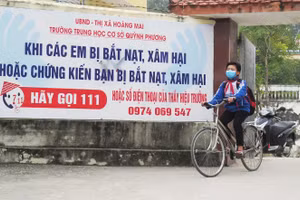 Băng rôn kèm số điện thoại thầy Hiệu trưởng trước cổng Trường THCS Quỳnh Phương.