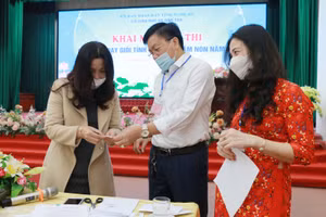 Thí sinh bốc thăm thời gian và địa điểm thi giáo viên dạy giỏi bậc mầm non tỉnh Nghệ An.