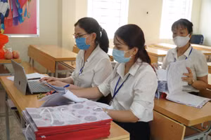 Giáo viên Trường Tiểu học Hà Huy Tập 2 (TP Vinh, Nghệ An) kiểm tra danh sách tuyển sinh đầu cấp.