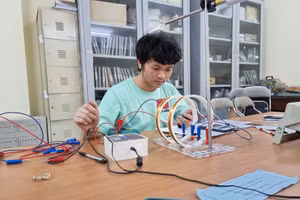 Bùi Thanh Tân (nguyên HS Trường THPT chuyên Phan Bội Châu, Nghệ An) giành 2 HCB Olympic Vật lý châu Á - Thái Bình Dương và quốc tế năm 2021.