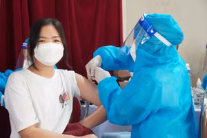 Tiêm vắc-xin phòng Covid-19 cho học sinh Trường THCS Đặng Thai Mai (TP Vinh, Nghệ An).