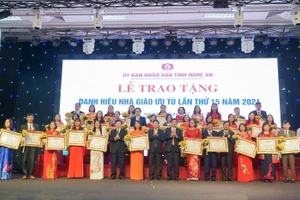 UBND tỉnh Nghệ An tổ chức Lễ trao danh hiệu Nhà giáo ưu tú năm 2021 cho 34 thầy cô 