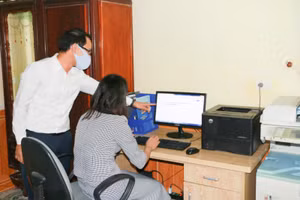 Thầy Trần Thành Chung - Phó hiệu trưởng Trường Tiểu học Diễn Liên sáng tạo Phiếu bài tập Online thành công cụ dạy học cho giáo viên trong trường