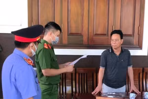 Tống đạt quyết định đối với Chủ tịch UBND xã Nghi Phong Nguyễn Đình Hải. 