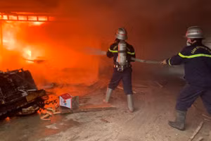 Xưởng chế biến gỗ ở Nghệ An bốc cháy ngùn ngụt lúc rạng sáng