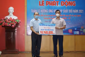 Hội khuyến học tỉnh Nghệ An trao học bổng cho học sinh khó khăn trên địa bàn.