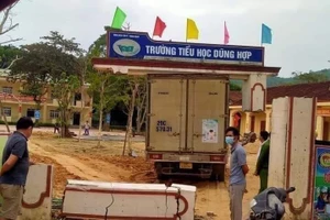 Hình ảnh cổng Trường Tiểu học Dũng Hợp (huyện Tân Kỳ, Nghệ An) bị xe tải kéo gãy đổ. 