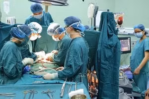 Các y bác sĩ đang thực hiện ca phẫu thuật.