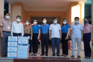 Sở GD&ĐT Nghệ An trao quà hỗ trợ cho giáo viên và học sinh thị xã Cửa Lò đang cách ly phòng dịch Covid-19.