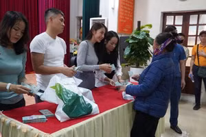 Ca sĩ Thủy Tiên và Công Vinh trao tiền cứu trợ người dân bị lũ lụt tại huyện Hưng Nguyên tháng 11/2020.
