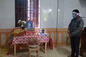 Bàn thờ và di ảnh của bé trai Q. 