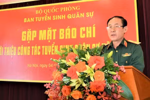 Thiếu tướng Nguyễn Văn Oanh, Cục trưởng Cục Nhà trường, Bộ Quốc phòng, Phó trưởng ban Tuyển sinh quân sự thông tin với báo giới