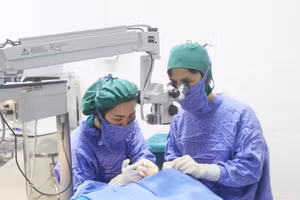 Các bác sĩ xử trí tổn thương xé rách nhãn cầu cho bệnh nhân. Ảnh: BVCC