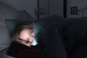 Ánh sáng xanh vào ban đêm có thể ngăn chặn sự tiết melatonin và thay đổi nhịp sinh học nhiều hơn so với ánh sáng trắng. Ảnh minh hoạ.