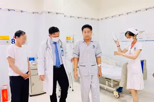 Sau 4 ngày điều trị, bệnh nhân ăn uống sinh hoạt đi lại bình thường. Ảnh: BVCC. 