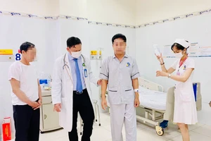 Sau 4 ngày điều trị, bệnh nhân ăn uống sinh hoạt đi lại bình thường. Ảnh: BVCC. 