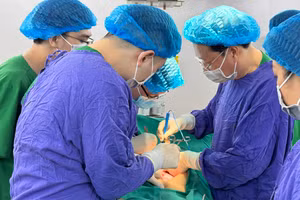 Các bác sĩ phẫu thuật cho bệnh nhân. Ảnh: BVCC. 