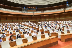  Quốc hội thảo luận ở hội trường sáng 7/6. 