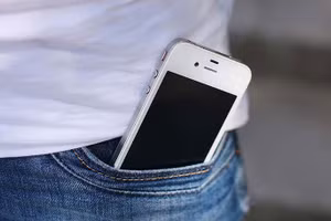 Việc dùng điện thoại trong bao lâu, sử dụng như thế nào mới có thể ảnh hưởng tới sức khỏe sinh sản vẫn còn là dấu hỏi lớn. Ảnh minh hoạ. 