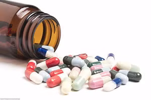 Các bác sĩ chẩn đoán trẻ bị suy tuyến thượng thận do dùng thuốc có corticoid kéo dài. Ảnh minh hoạ. 