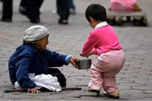 Dạy con giúp đỡ người là trách nhiệm của cha mẹ (hình minh họa)