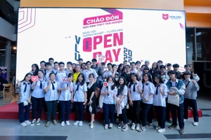 Các bạn học sinh hào hứng đăng ký tham gia VLU OPEN DAY 2022 qua thông tin online trên fanpage Trường Đại học Văn Lang