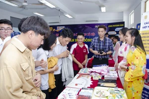 Học sinh khối 12 tìm hiểu thông tin các ngành đào tạo của BVU tại chương trình BVU Campus tour (năm 2019).