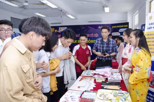 Học sinh khối 12 tìm hiểu thông tin các ngành đào tạo của BVU tại chương trình BVU Campus tour (năm 2019).