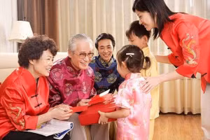 Người lớn cần căn dặn con trẻ một số kỹ năng khi nhận phong bao lì xì (ảnh minh họa).