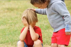 Dạy con về lòng nhân ái là điều mà cha mẹ cần thực hiện sớm (hình minh họa)