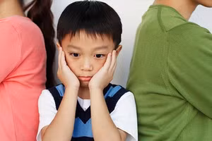 Có hẳn hai "nhà" nhưng vẫn là đứa trẻ "không gia đình"