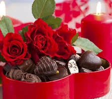 Món quà thông dụng là socola và hoa hồng trong ngày Valentine (hình minh họa).