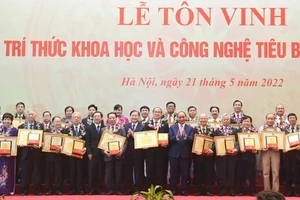 Chủ tịch nước Nguyễn Xuân Phúc; Chủ tịch Liên hiệp các Hội Khoa học và Kỹ thuật Việt Nam Phan Xuân Dũng và Bộ trưởng Bộ KH&CN Huỳnh Thành Đạt cùng các trí thức KH&CN tiêu biểu tại buổi lễ - Ảnh: VGP/HG