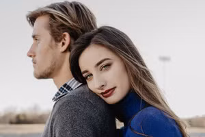 Họ bình yên bên nhau một khoảng lặng (hình minh họa)