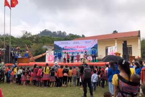 Phiên chợ 0 đồng mạng đến nụ cười, hạnh phúc cho trẻ em vùng cao