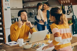 Đôi khi con bị rơi vào cảm giác cô đơn do chính ứng xử của bố mẹ (hình minh họa).