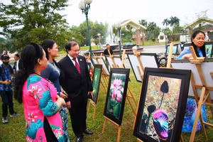 Thứ Trưởng Bộ VHTTDL Tạ Quang Đông tham quan không gian triển lãm giới thiệu 100 bức ảnh Sen với chủ đề "Sen trong đời sống văn hóa Việt" của các nhiếp ảnh gia trong nước.