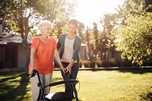 Chăm sóc bố mẹ già, hạnh phúc hay áp lực?