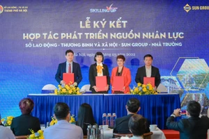 Lễ ký kết hợp tác của trường với Tập đoàn Sun Group