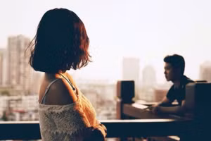 Tình cảm chông chênh (hình minh họa).