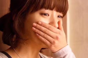 Hận mẹ ngoại tình, tôi nhắm mắt lấy người chồng "khờ"